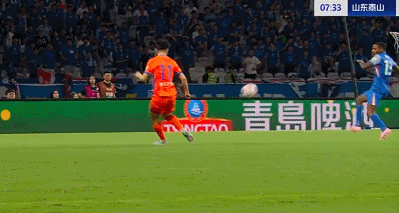 鲁沪大战争议判罚!马纳法手球逃点,媒体人:麦麦提江看都不看