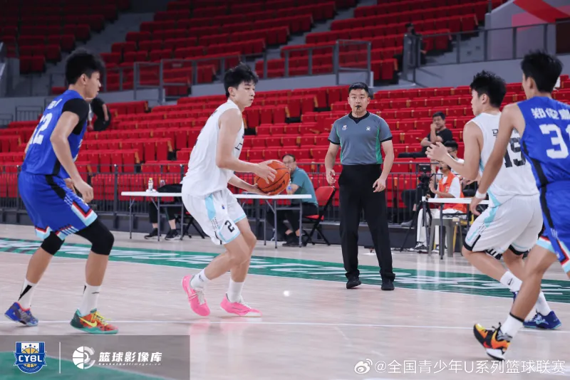 上海U21男篮对阵湖南工业大学精彩图集：上海大胜对手20分