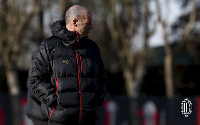 米兰队发布训练组图备战新赛季|ac米兰_新浪体育_新浪新闻