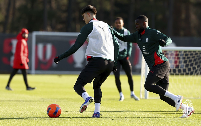 米兰队发布训练组图备战新赛季|ac米兰_新浪体育_新浪新闻