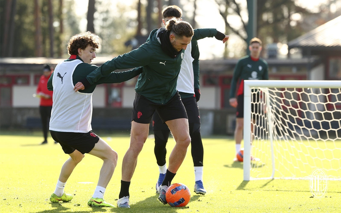 米兰队发布训练组图备战新赛季|ac米兰_新浪体育_新浪新闻