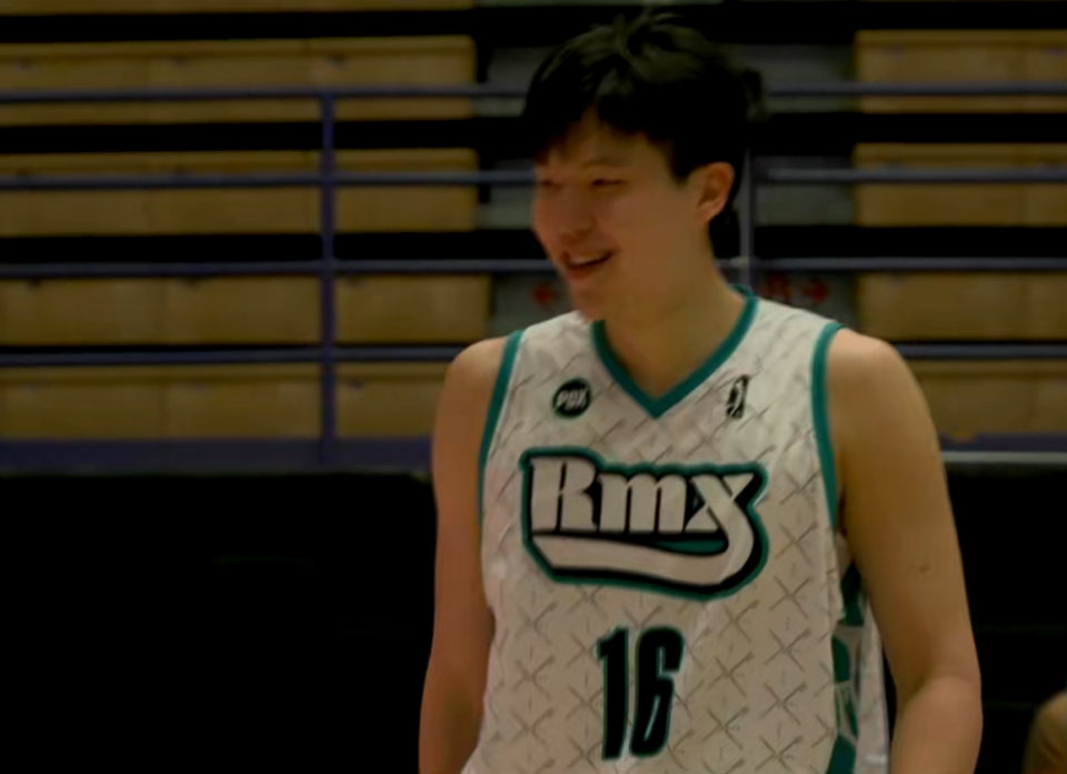 NG体育线上入口-10个助攻变2个，杨瀚森三双没了！8次秒传猪队友却吐饼，不如CBA