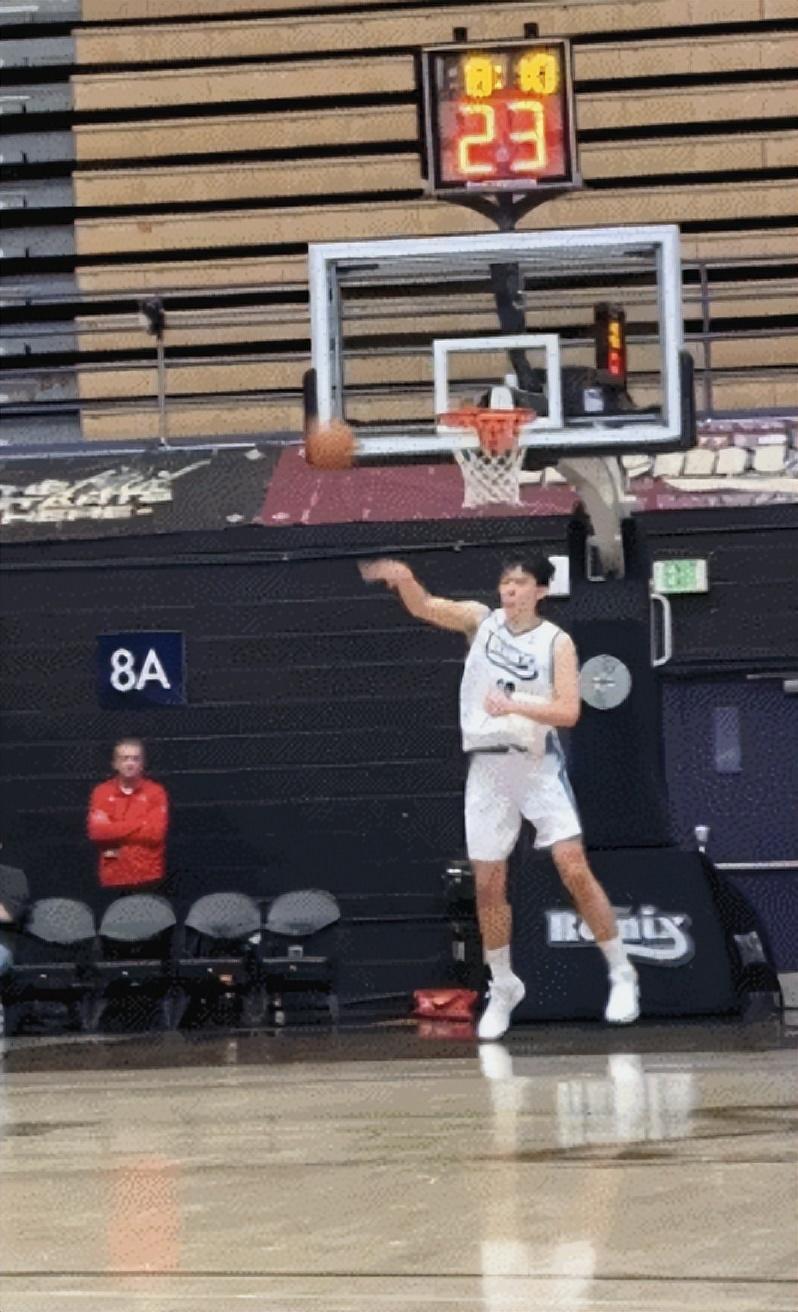 NG体育线上入口-10个助攻变2个，杨瀚森三双没了！8次秒传猪队友却吐饼，不如CBA