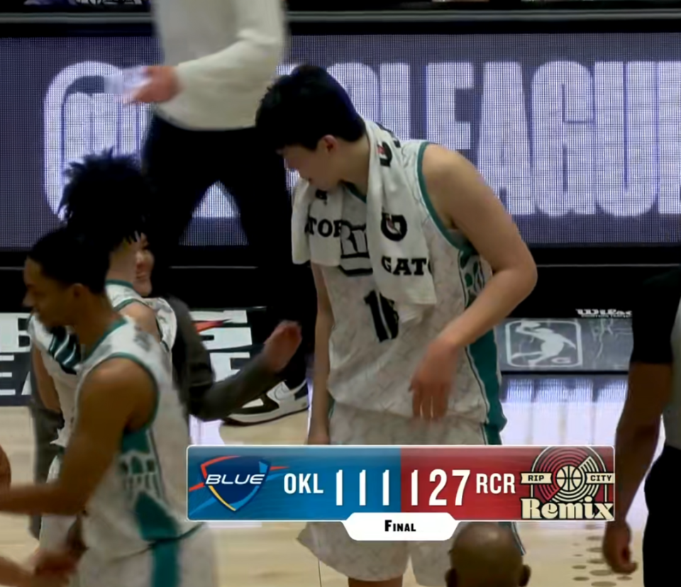 NG体育线上入口-10个助攻变2个，杨瀚森三双没了！8次秒传猪队友却吐饼，不如CBA