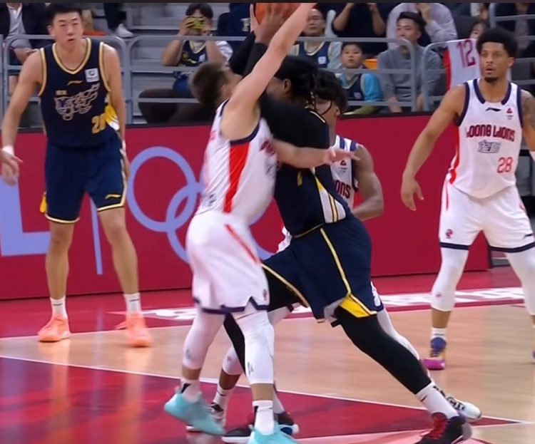 看着就疼！萨林杰背打转身无意肘到郭艾伦脸部 被判进攻犯规！