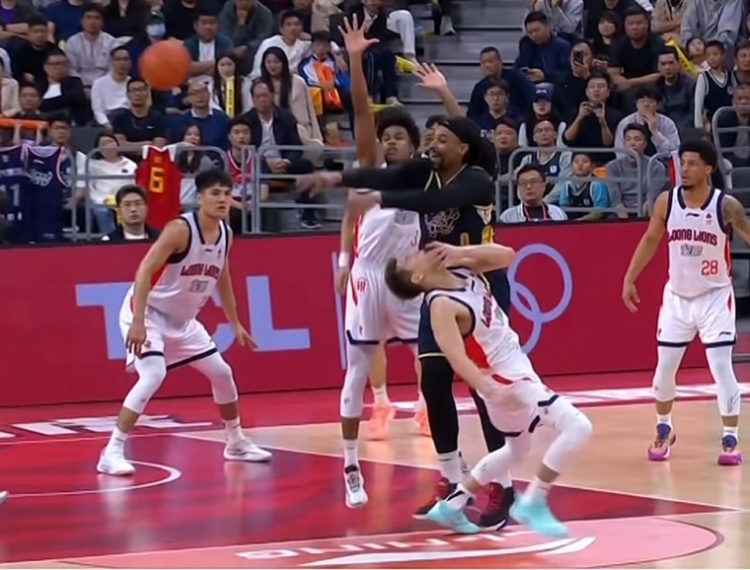 看着就疼！萨林杰背打转身无意肘到郭艾伦脸部 被判进攻犯规！